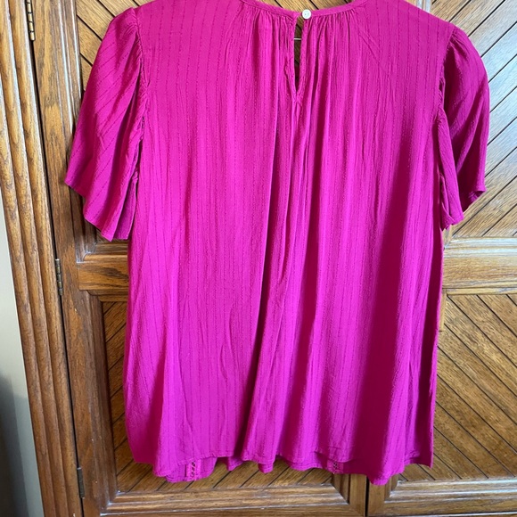 Bright pink top with pretty details - Picture 2 of 3